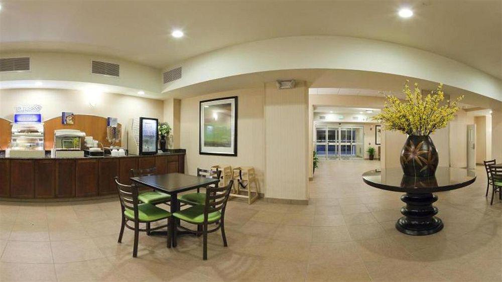 Holiday Inn Express & Suites North Topeka Kültér fotó
