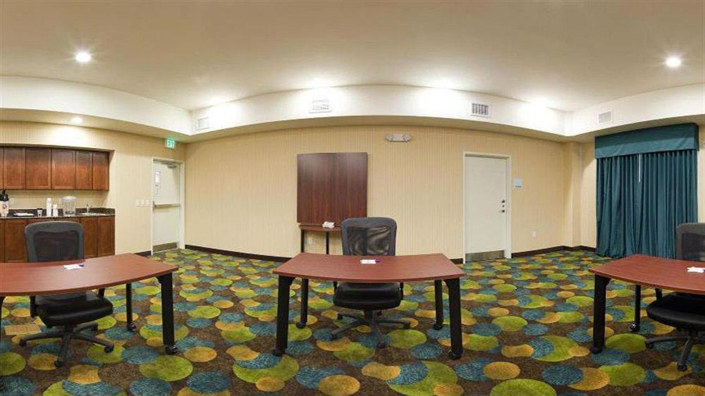 Holiday Inn Express & Suites North Topeka Kültér fotó