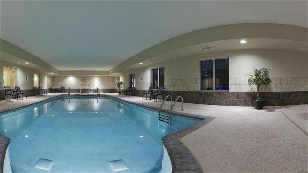 Holiday Inn Express & Suites North Topeka Kültér fotó