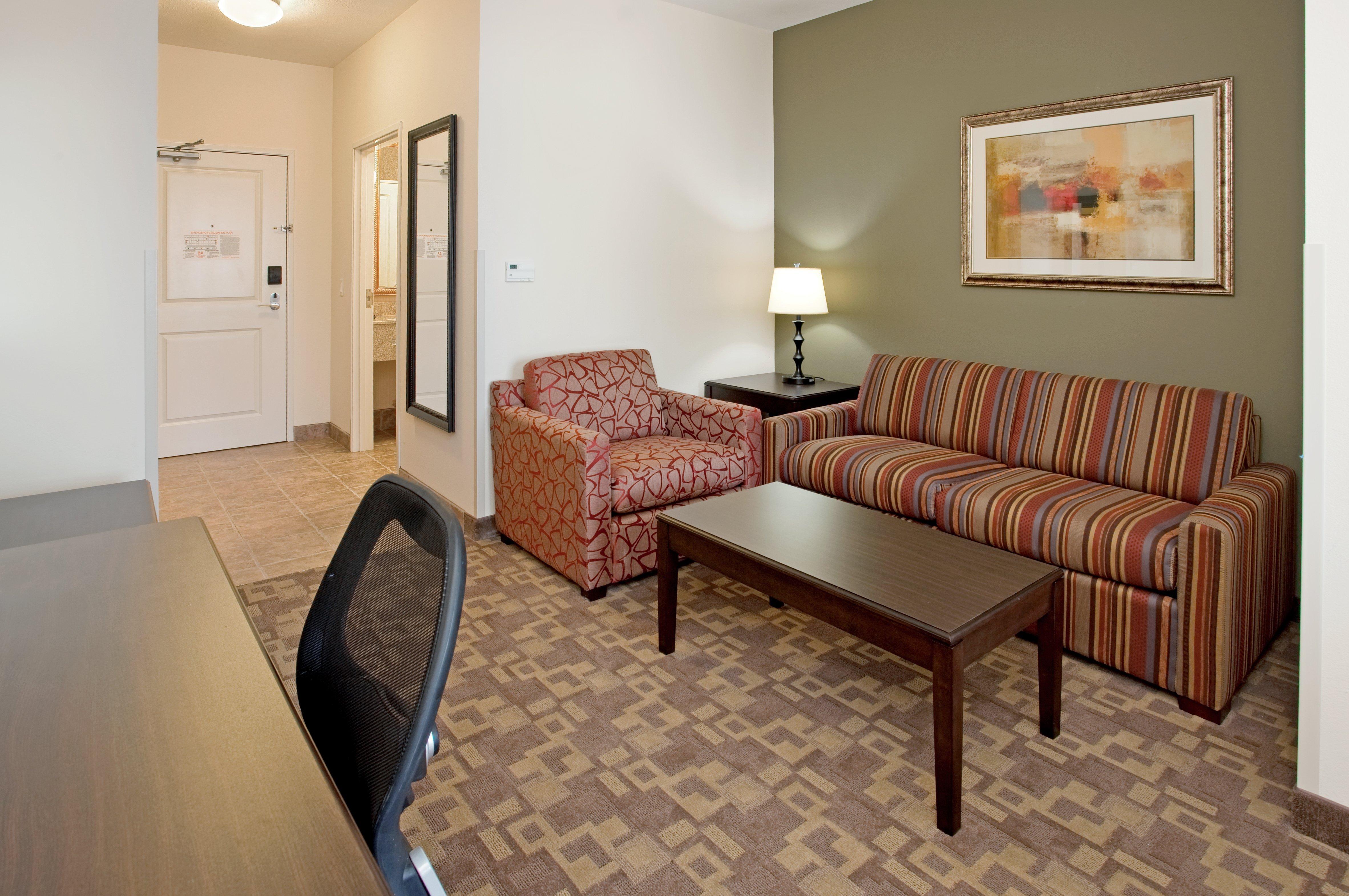 Holiday Inn Express & Suites North Topeka Beltér fotó