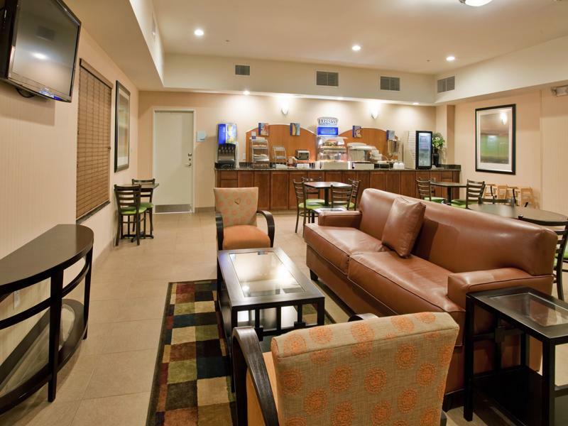 Holiday Inn Express & Suites North Topeka Kültér fotó