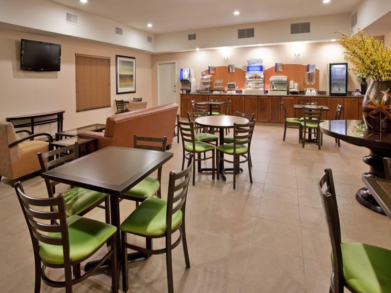Holiday Inn Express & Suites North Topeka Kültér fotó